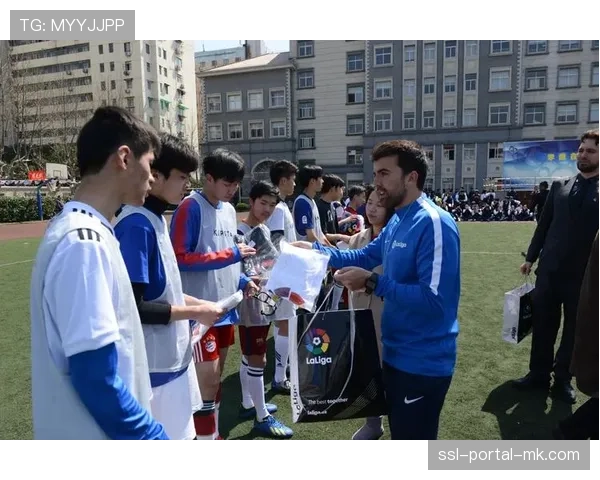 法国足协“足球进校园”计划三月在巴黎大区新增20所合作学校