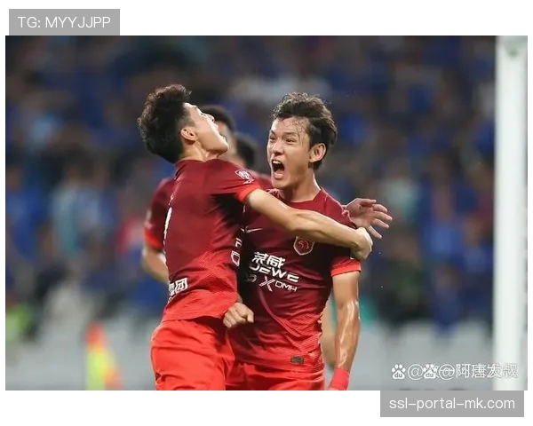 上海海港王燊超绝杀后狂奔庆祝，主场球迷沸腾见证关键胜利